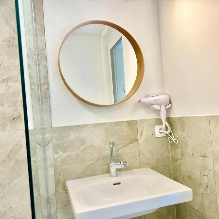 Business Mit Balkon * Wiener Neudorf