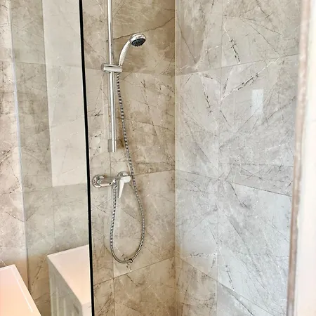 Apartment Business Mit Balkon *