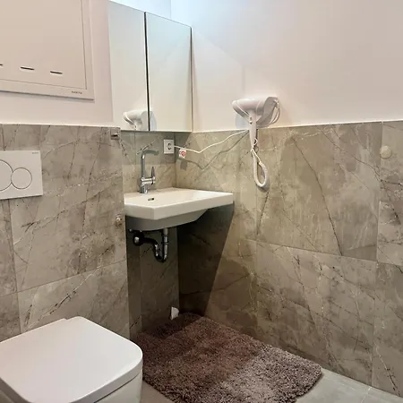 Apartment Business Mit Balkon *